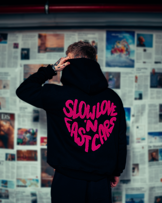 Zwarte XTRFRSH Valentine hoodie met roze tekst 'Slow Love Fast Cars'